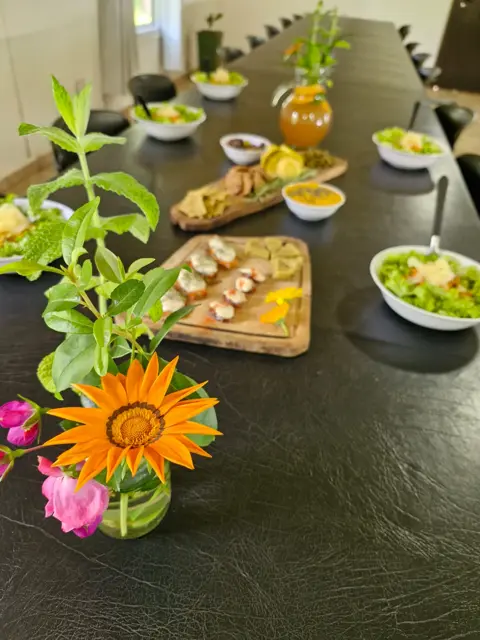 Mesa servida con flores