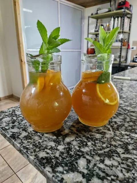 Jarras de té frío con menta