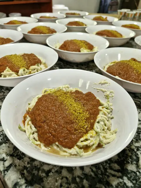 Fideos de verdura con salsa de tomate