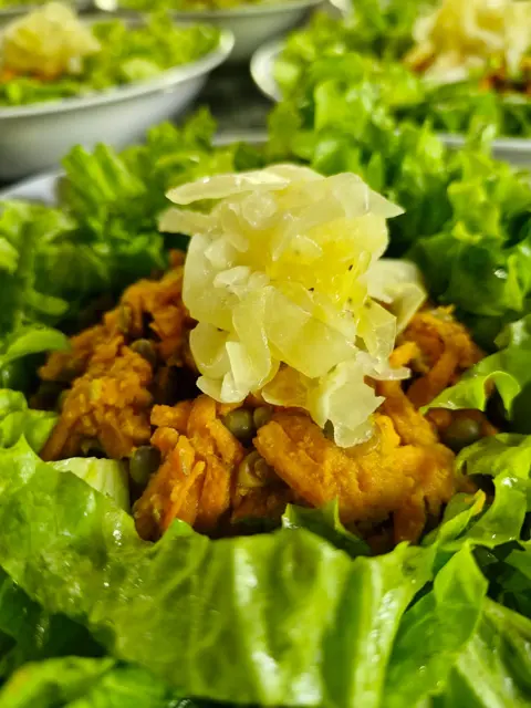 Ensalada con preparación dorada