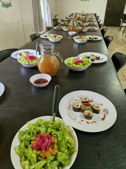 Mesa con rolls y ensaladas