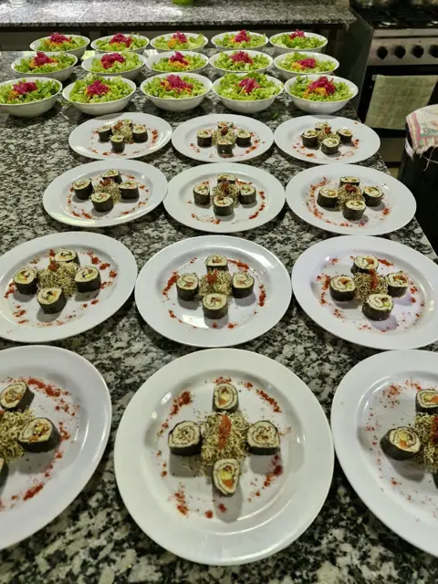 Platos de rolls listos para servir