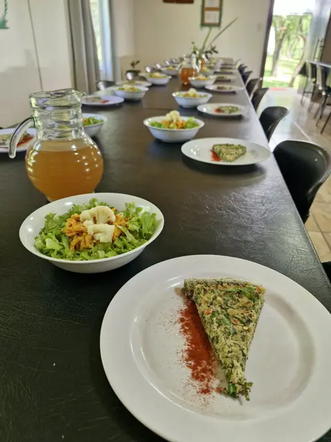 Mesa servida con jarra y tarta