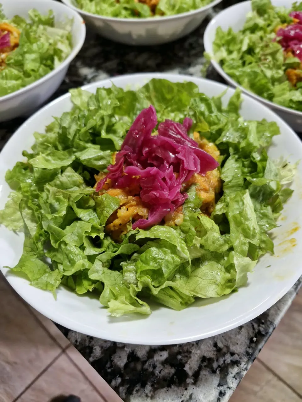 Ensalada de hojas verdes con repollo morado