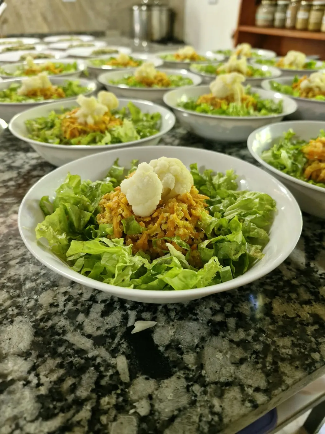 Ensalada servida en la mesa de Sanamente