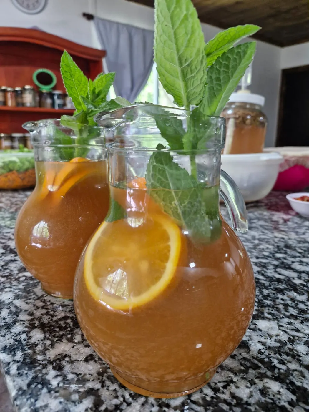 Jarras de limonada con naranja y menta